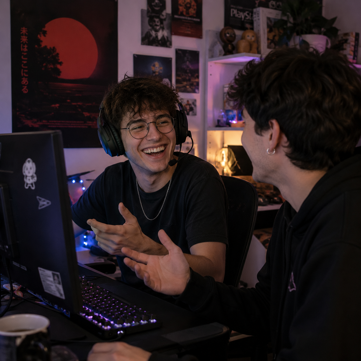 Dos gamers conversando frente a la computadora