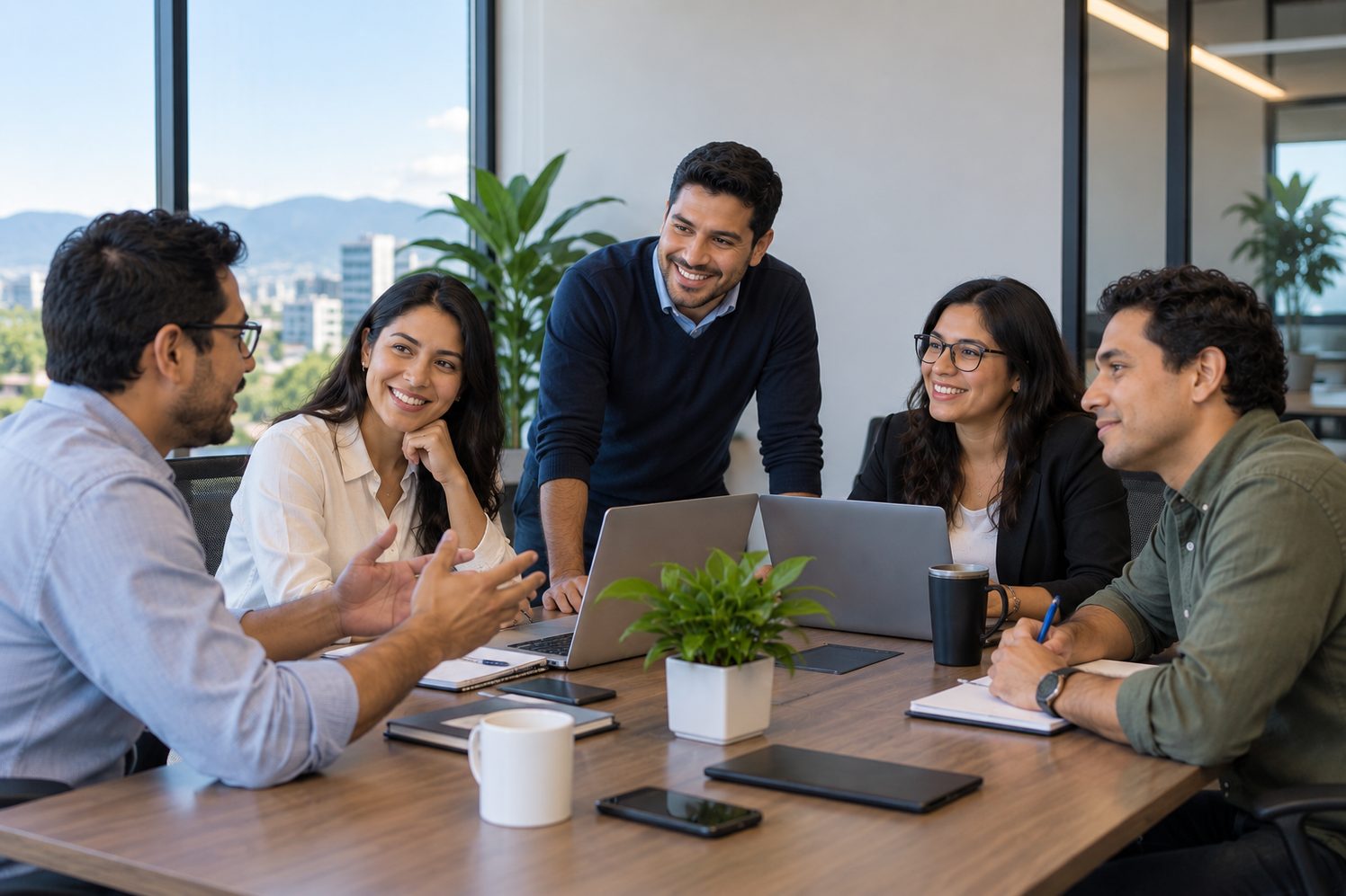 Equipo reunido alrededor de una mesa conversando sobre un proyecto