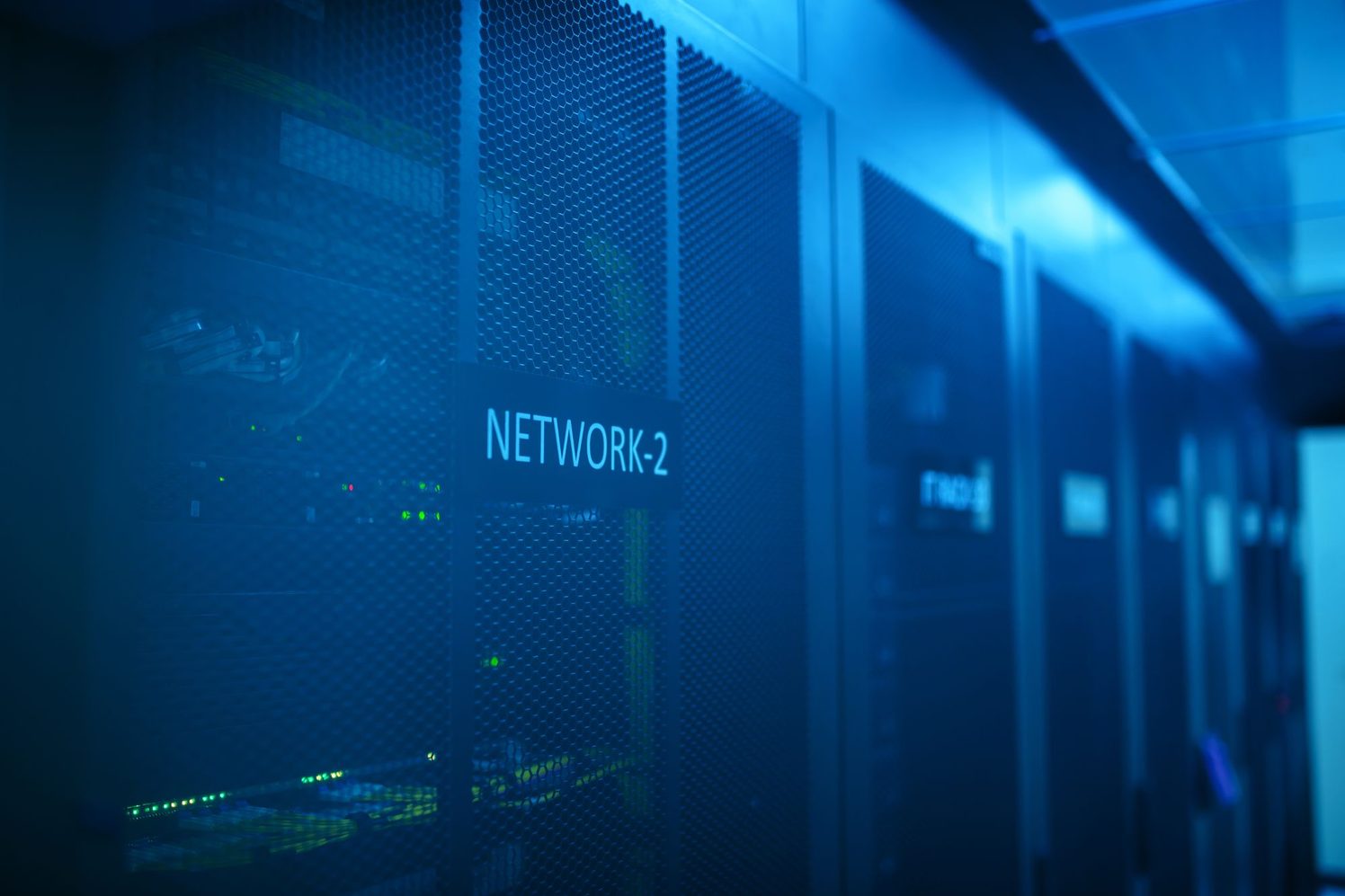 Rack de red en un centro de datos con iluminación azul
